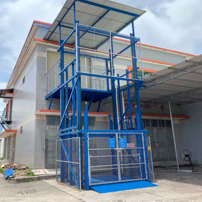 海南建材厂室外升降货梯安装